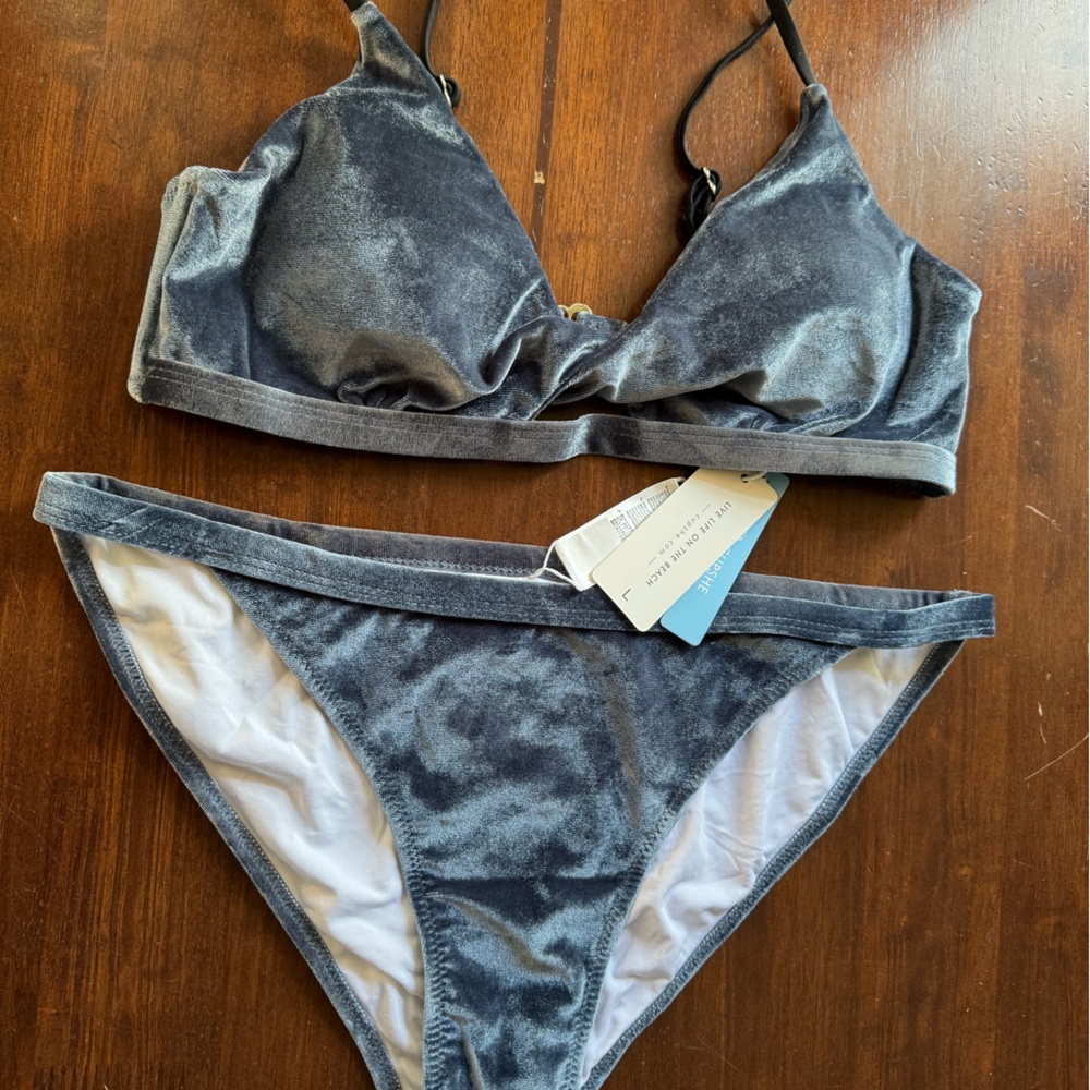 CUPSHE Twist Front Velvet bikini